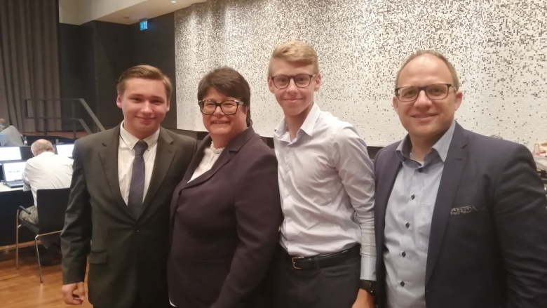 JU Tim Gottfried, Yannik Mallmes und Beigeordneter Roger Nießen gratulieren Sabine Verheyen